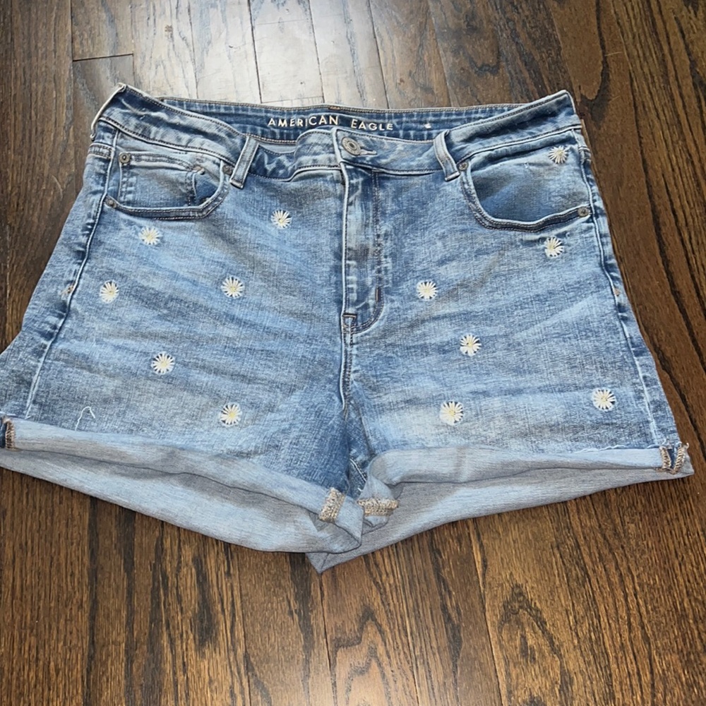 American Eagle shorts Hi-rise shortie with embroidered Daisy’s